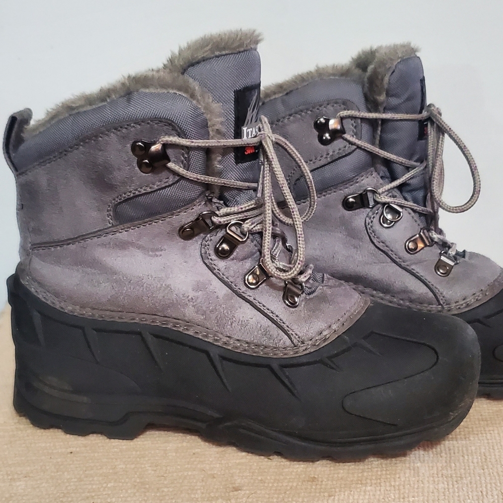 Women's snow boots size 9